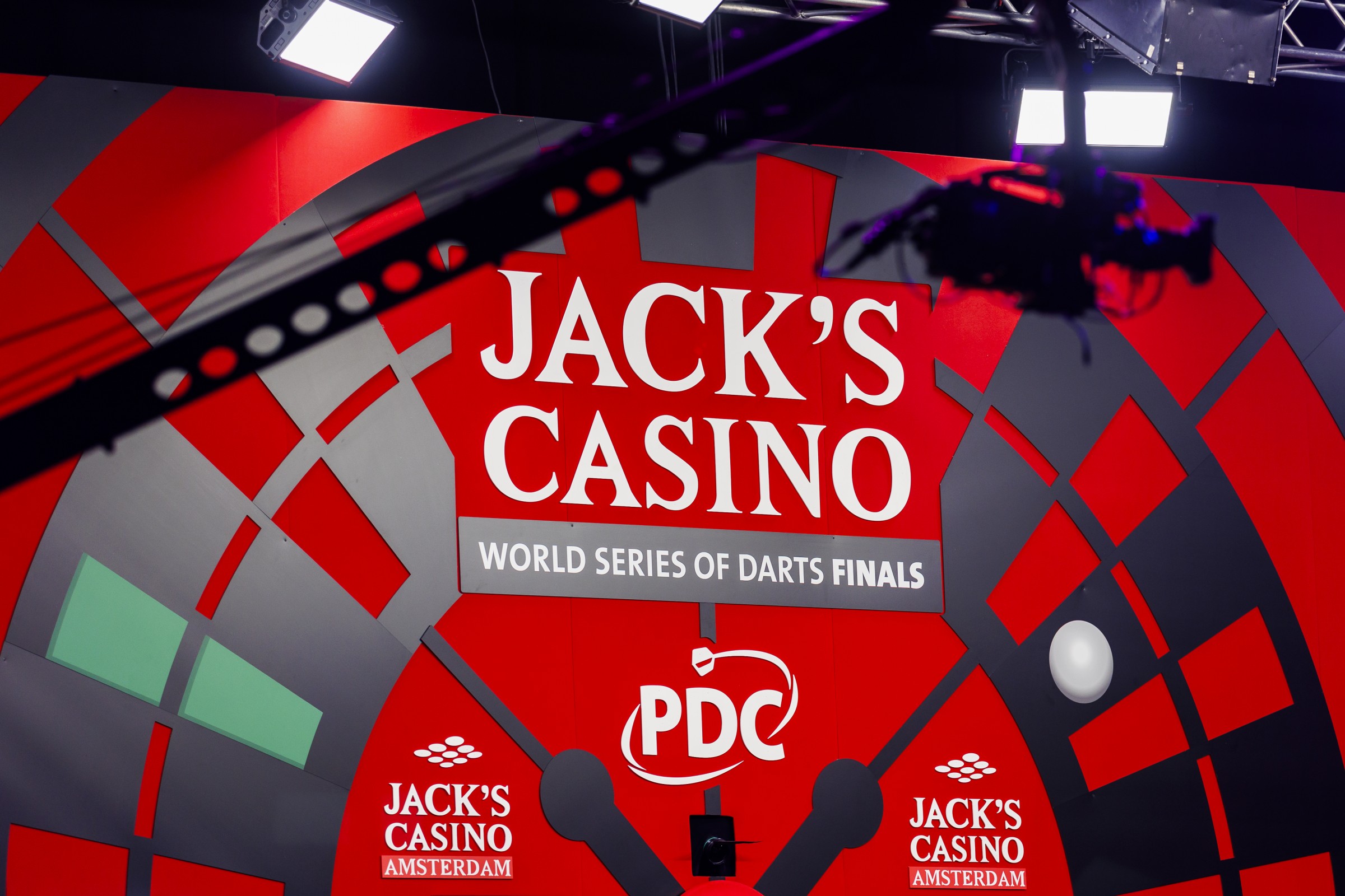 Het podium tijdens Jack's World Series of Darts Finals in AFAS Live